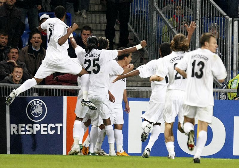 Los jugadores del Shakhtar Donetsk celebran su segundo gol frente al FC Basel.