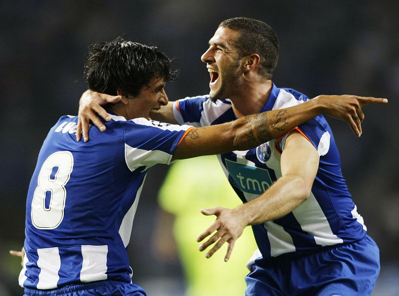 Lucho Gonzalez, del Oporto, celebra el gol marcado al Fenerbahce con su compañero de equipo Lisandro Lopez.