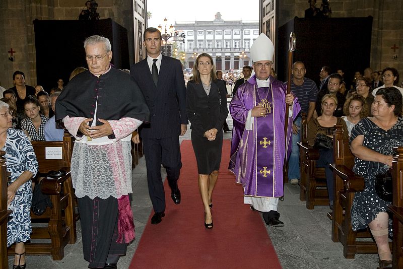 LOS PRÍNCIPES PRESIDEN EN LAS PALMAS EL FUNERAL POR LAS VÍCTIMAS DE BARAJAS