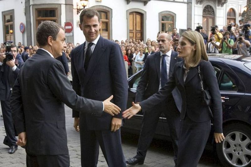 LOS PRÍNCIPES PRESIDEN EN LAS PALMAS EL FUNERAL POR LAS VÍCTIMAS DE BARAJAS