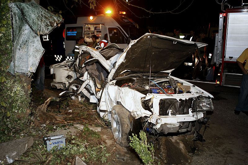 Fallecen dos jóvenes en un accidente de tráfico en Pontevedra