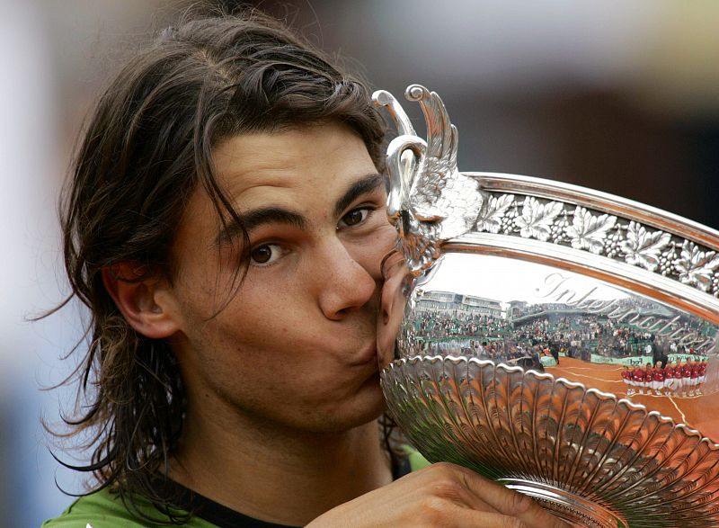 Nadal besa su primer trofeo de Roland Garros en 2005.