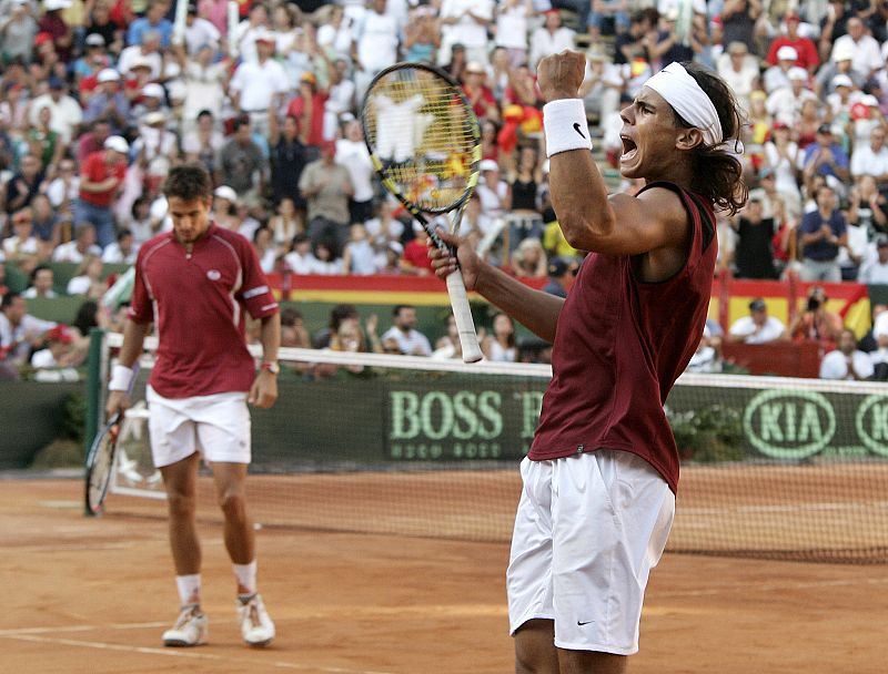 Nadal con su compañero de dobles Tommy Robredo en la competición de Copa Davis de 2004.