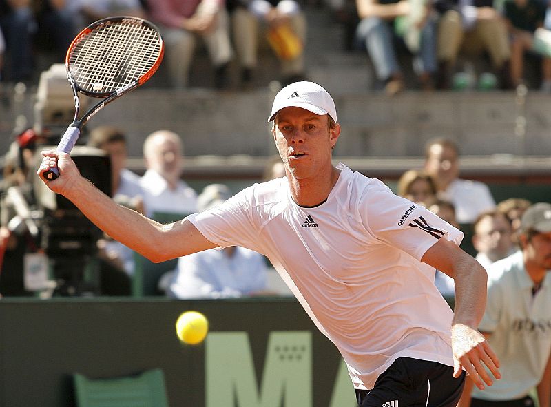 Querrey devuelve una bola