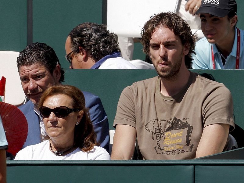 Gasol viendo el partido