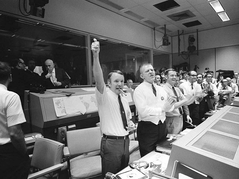 Explosión de alegría en la sala de control de la NASA