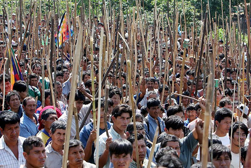 CAMPESINOS LEALES A MORALES INICIAN PAUSA EN CERCO A SANTA CRUZ