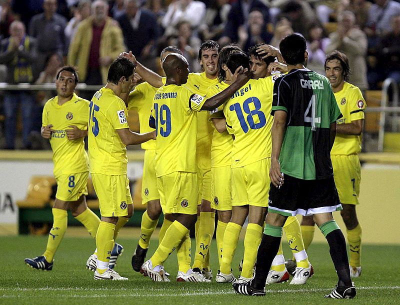 Los jugadores del Villarreal celebran el primer gol, de los dos conseguidos, ambos de cabeza, ante el Racing de Santander.