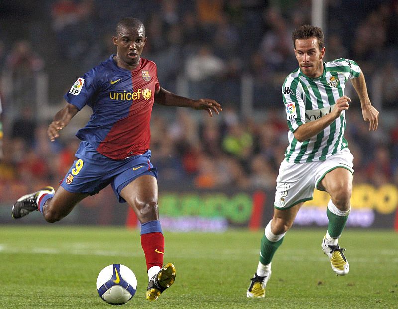 Samuel Eto'o, autor de los dos primeros goles que su equipo marcó al Betis, intenta controlar el balón ante el defensa Fernando Vega.