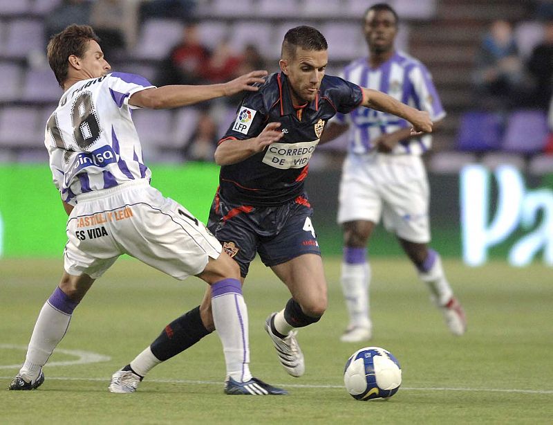 El centrocampista de la U.D. Almería, Julio Álvarez, avanza con el balón ante la oposición del mediocentro del Real Álvaro Rubio, que marcó el primer gol para su equipo.