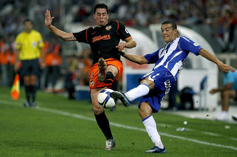 Nabil Baha, del Málaga, lucha un balón con el defensa del Valencia Asier Del Horno.