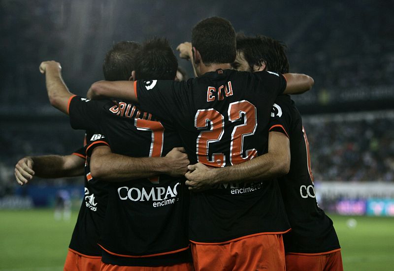 Los jugadores del Valencia celebran el primer gol marcado por David Villa, en el encuentro frante al Málaga.
