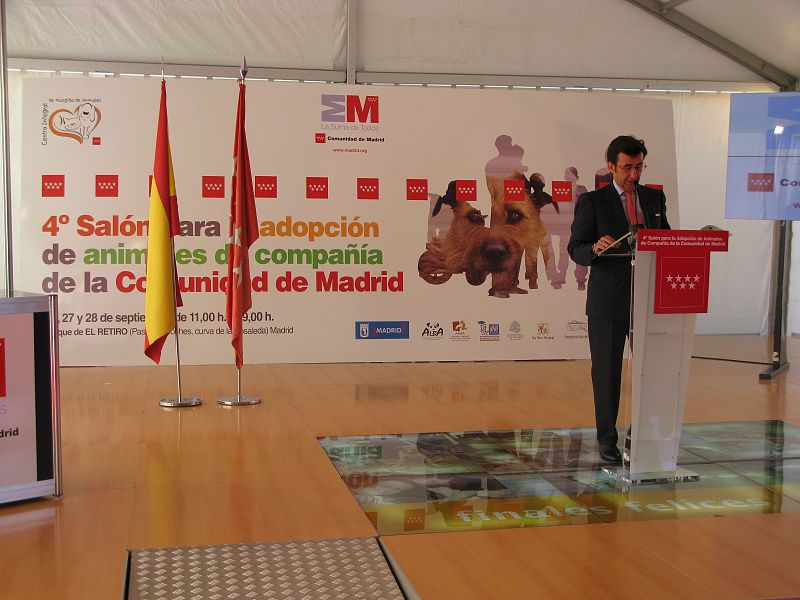 El viceconsejero de Medio Ambiente de la Comunidad de Madrid, Manuel Beltrán, ha sido el encargado de inaugurar este salón y ha pedido a toda la sociedad que se conciencie con la tenencia responsable de animales.