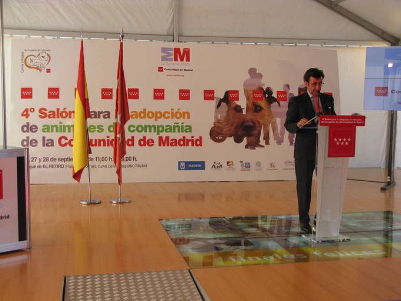  El viceconsejero de Medio Ambiente de la Comunidad de Madrid, Manuel Beltrán, ha sido el encargado de inaugurar este salón y ha pedido a toda la sociedad que se conciencie con la tenencia responsable de animales.