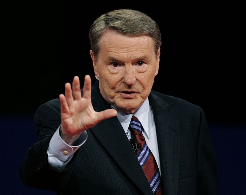 El moderador Jim Lehrer, encargado de lanzar las preguntas a los candidatos