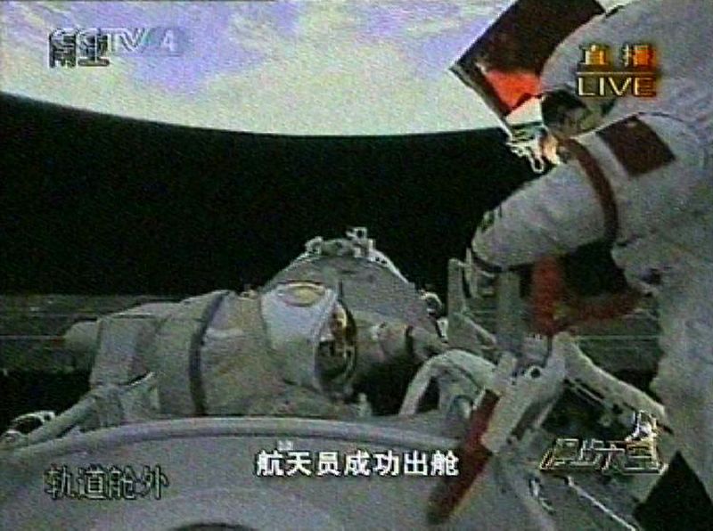 El astronauta Zhai Zhigang alza la bandera china durante su paseo espacialof China.