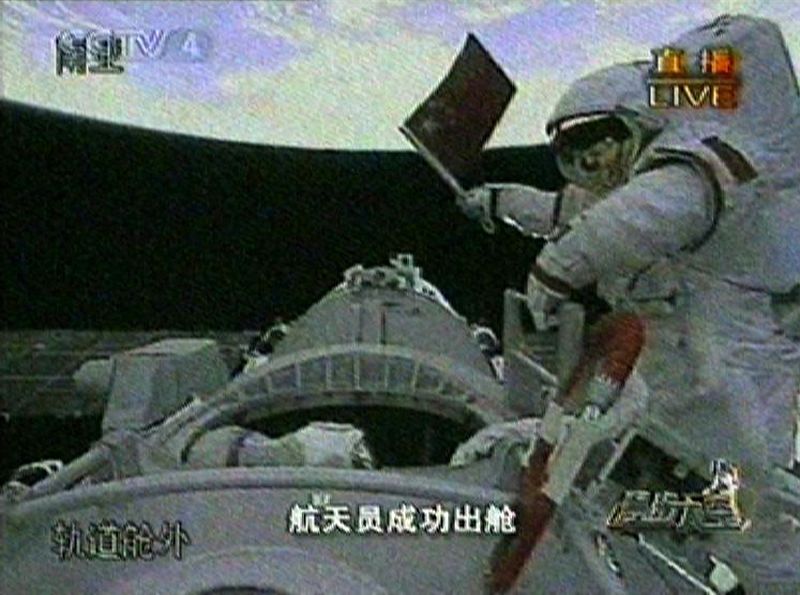 Imagen del primer hombre chino que ha llevado a cabo un paseo espacial.