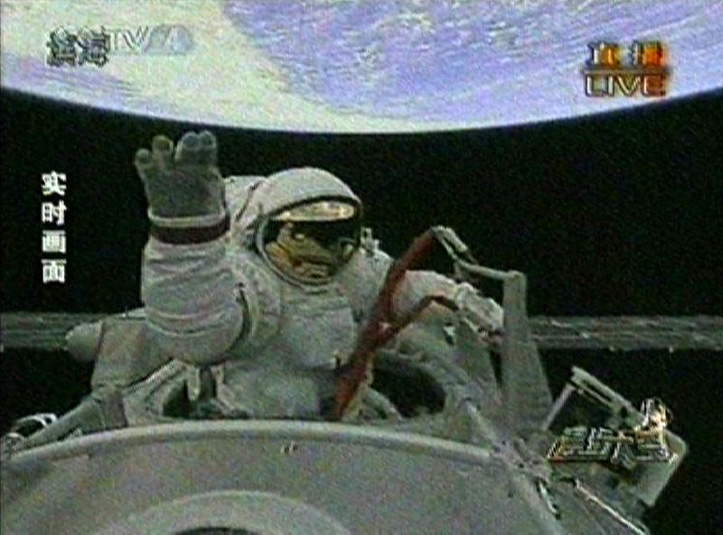 El astronatua Zhai Zhigang saluda durante su paseo espacial.