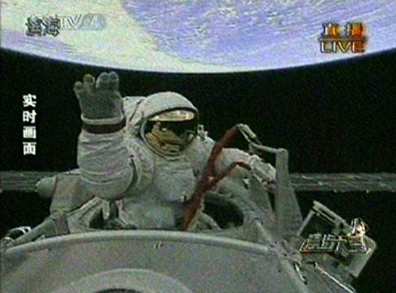 El astronatua Zhai Zhigang saluda durante su paseo espacial.