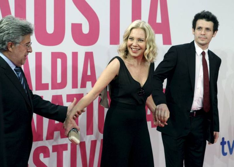 El nido vacío en la alfombra fucsia