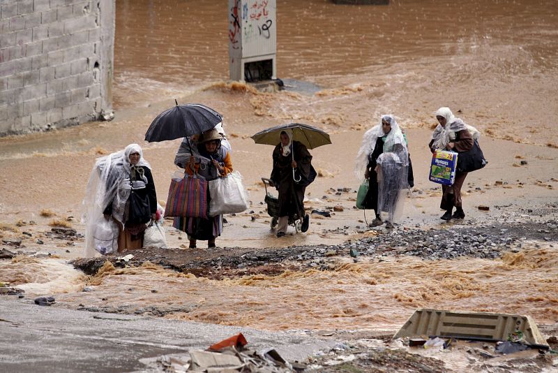 Un grupo de mujeres caminan en Ceuta bajo la lluvia