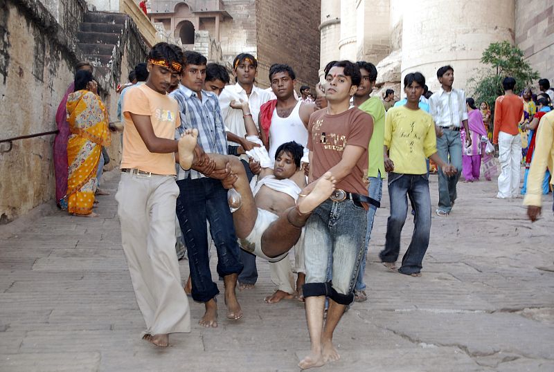 Un grupo de gente auxilia a un hombre