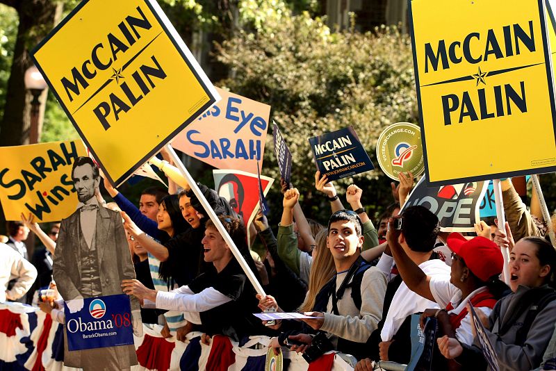 Un grupo de estudiantes espera la llegada de los candidatos a la vicepresidencia de Estados Unidos antes del debate.