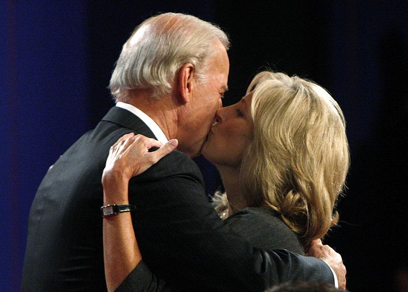 El senador Joe Biden besa a su mujer tras el debate