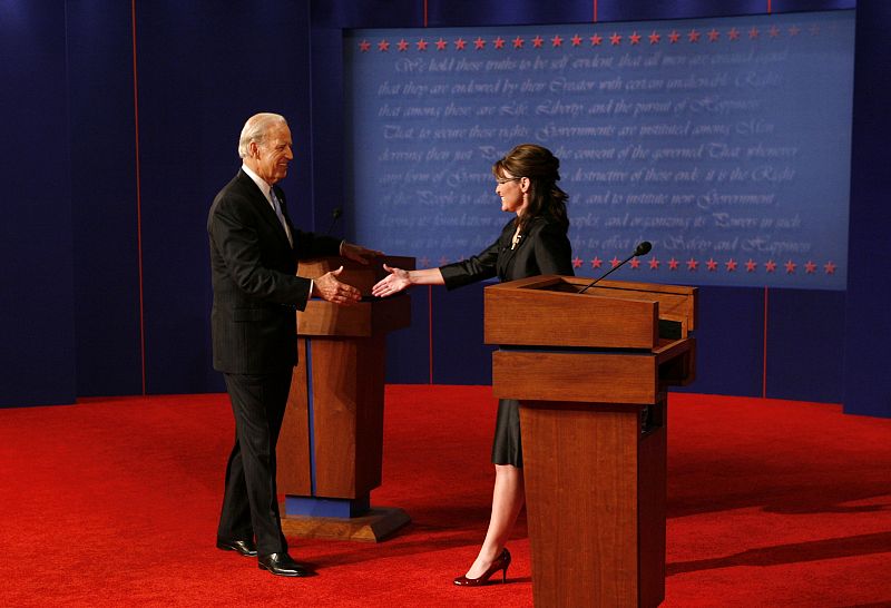 Joe Biden y Sarah Palin se saludan tras el debate