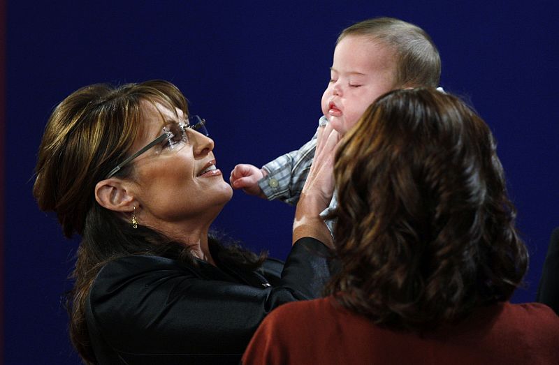 Palin coge a su hijo pequeño ante la mirada de otra de sus hijas