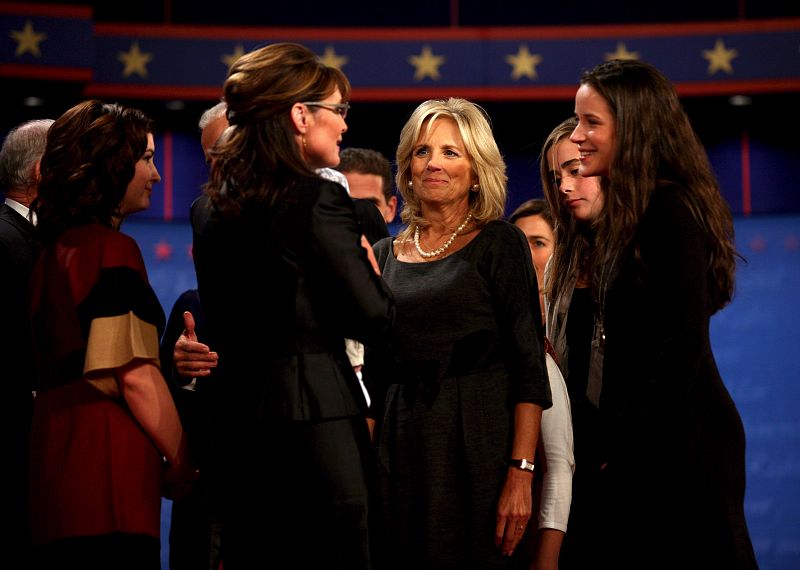 Palin conversa, tras el debate, con varios familiares de Biden