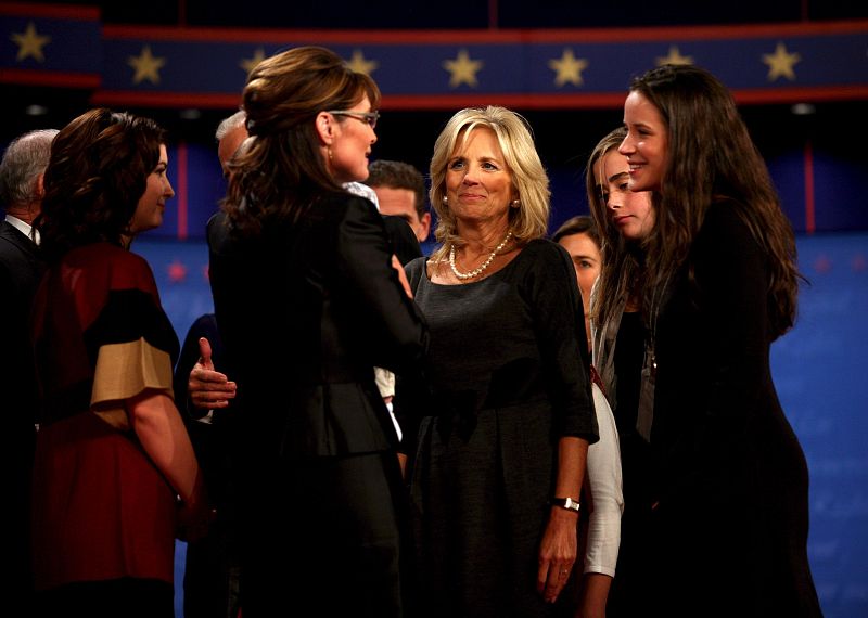 Palin conversa, tras el debate, con varios familiares de Biden