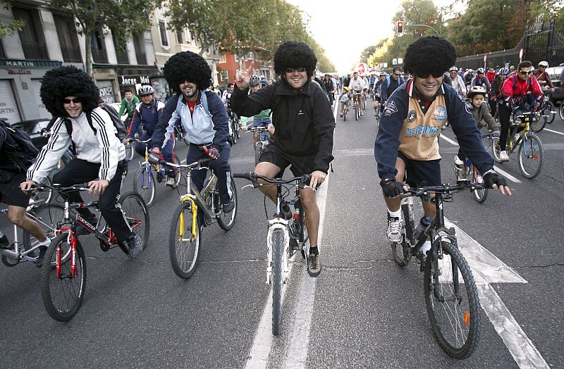 Cicistas junto al parque del Retiro