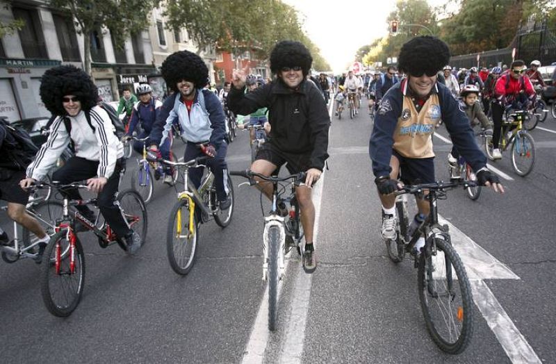 Cicistas junto al parque del Retiro