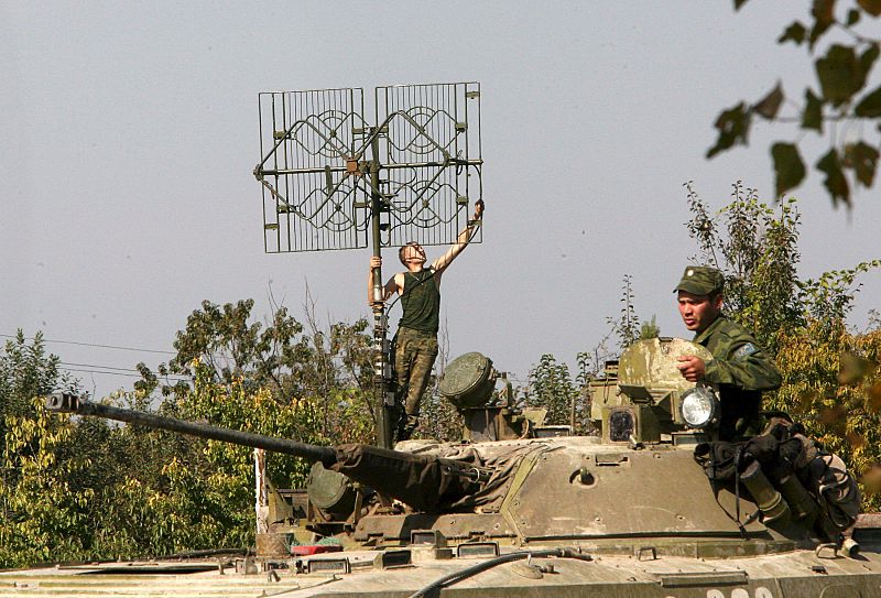 TANQUES RUSOS SE PREPARAN PARA ABANDONAR UN PUNTO DE CONTROL