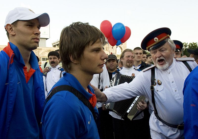 Arshavin y la selección de Rusia regresaron a casa donde fueron recibidos como Zares tras su eliminación en semis contra España.