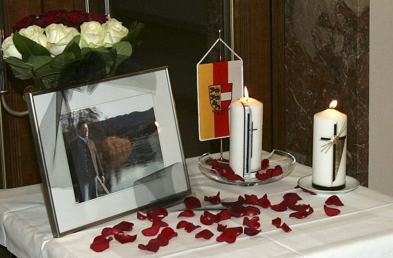 Velas y foto de Haider