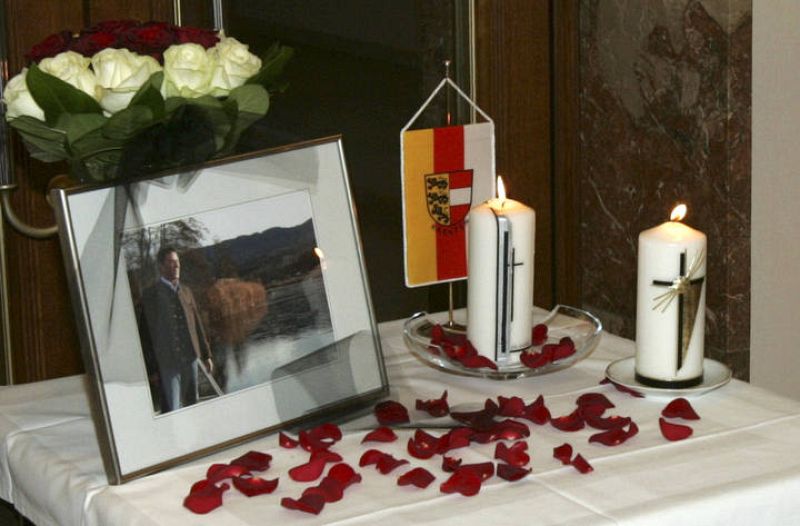 Velas y foto de Haider