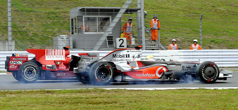 La mala salida de Hamilton le precipitó a embestir a los Ferrari en la salida, lo que le costó un pase por la calle de boxes.