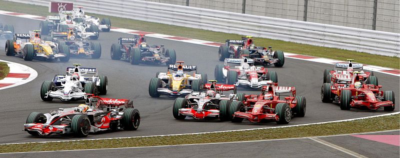 Hamilton lideraba el grupo de pilotos en la primera curva.