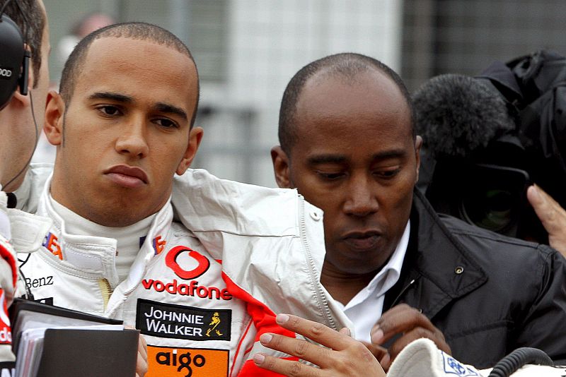 El piloto de Mc Laren Lewis Hamilton, junto a su padre, Anthony, antes del comienzo de la carrera en Monte Fuji.