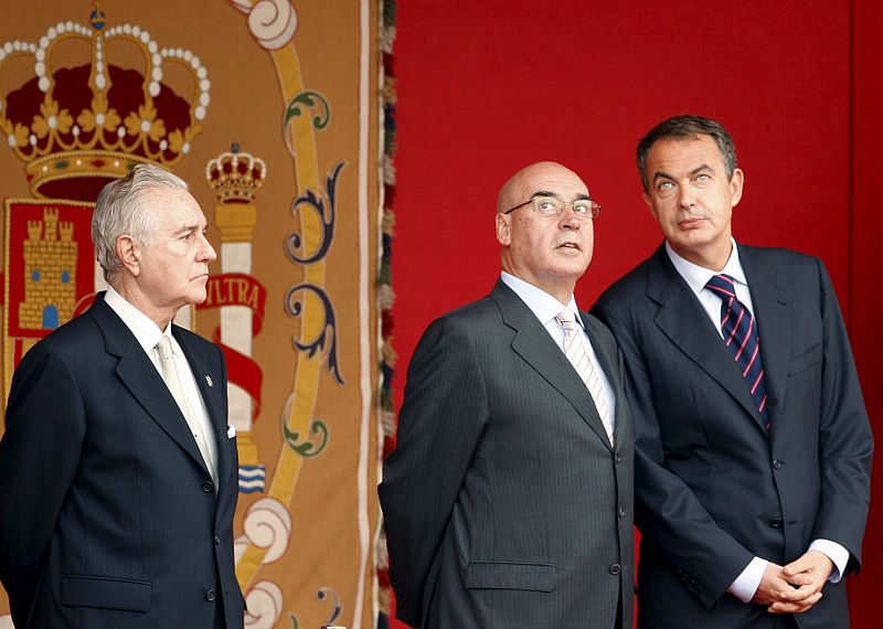 El presidente del Consejo General del Poder Judicial, Carlos Dívar, el presidente del Senado, Javier Rojo, y el presidente del Gobierno, José Luis Rodríguez Zapatero, asisten desde un palco en el paseo de la Castellana al desfile del Día Nacional.