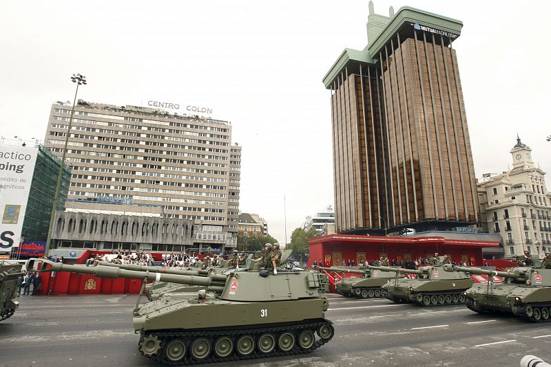 Varios carros de combate cruzan la plaza de Colón, en Madrid, durante el desfile de las Fuerza Armadas con el que se celebra la fiesta nacional española.