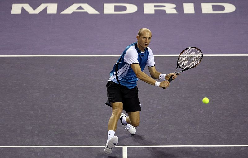 El ruso Nikolay Davydenko ha quedado eliminado del Masters Series, al perder contra el estadounidense Robby Ginepri por 4-6 6-4 6-4.
