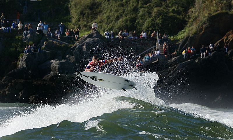 El surfista Bobby Martinez, en la mítica 'ola izquierda'  de Mundaka.