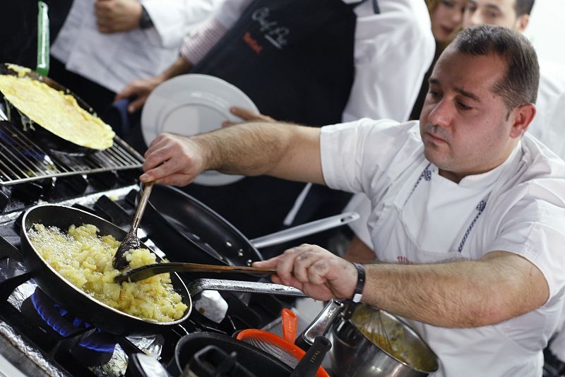 Un chef prepara una tortilla de patata en San Sebastián.