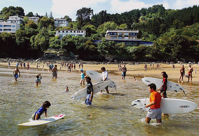 Niños aprendiendo a hacer surf en Mundaka