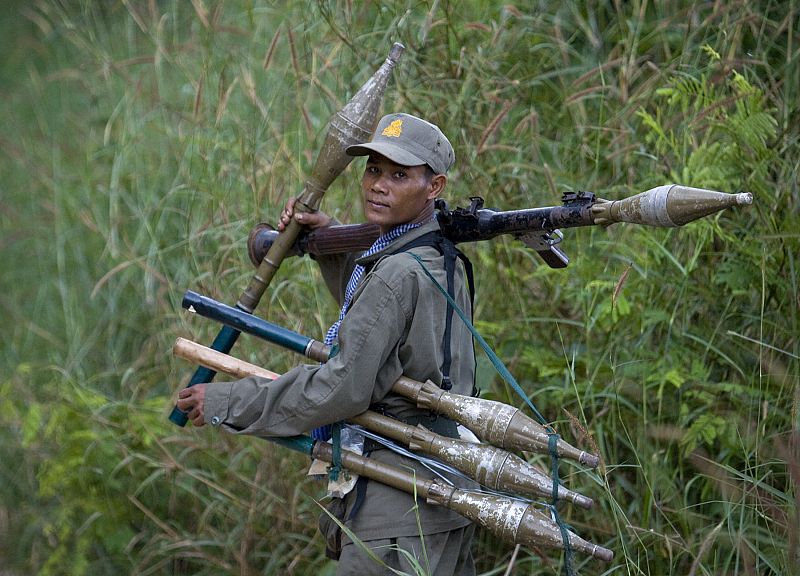 Un soldado camboyano de patrulla cerca del templo Preah Vihear