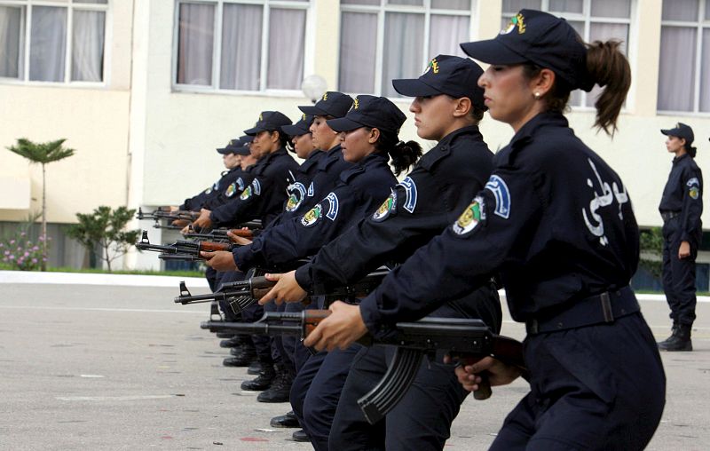 Ceremonia de graduación de mujeres policía en Argelia