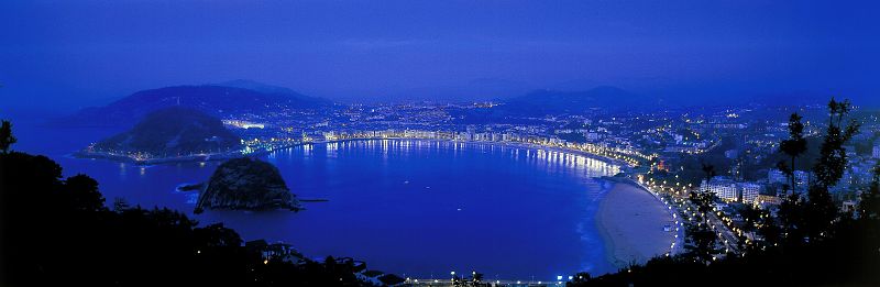 Vista nocturna de la Playa de la Concha, en San Sebastian.